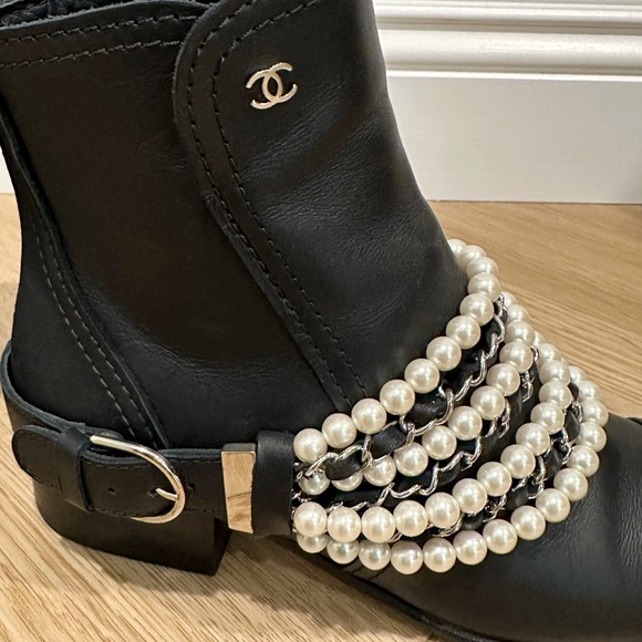 CHANEL Captoe Pearl Boots (35) - Picture 6 of 10